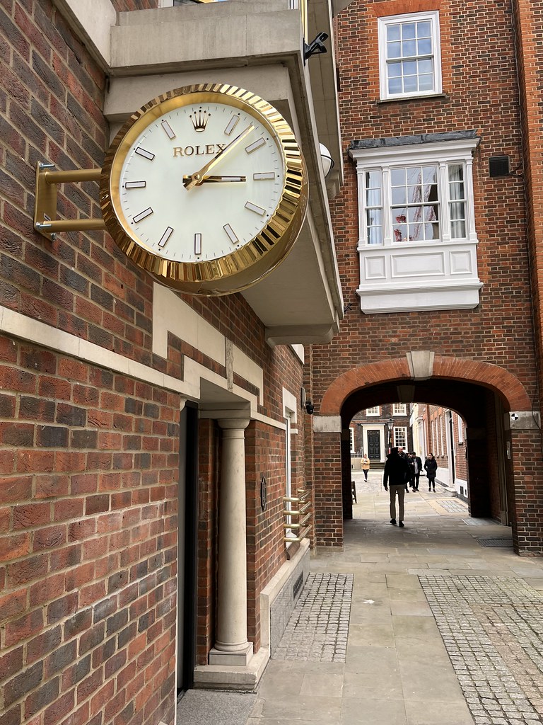 Strange Rolex click set to the wrong time